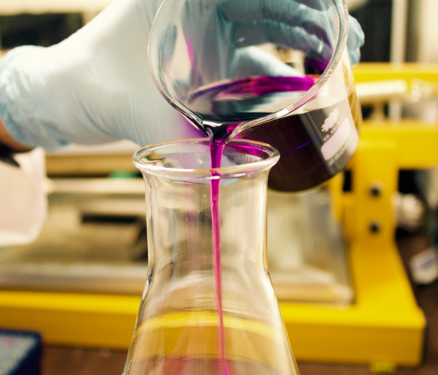 1-(4-三氟甲基苯基)哌啶-4-醇，CAS号：681508-70-3，这种医药中间体的介绍